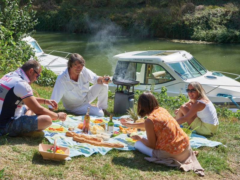 One week : A boating holiday cruise on the Canal de Garonne - from 998 euros